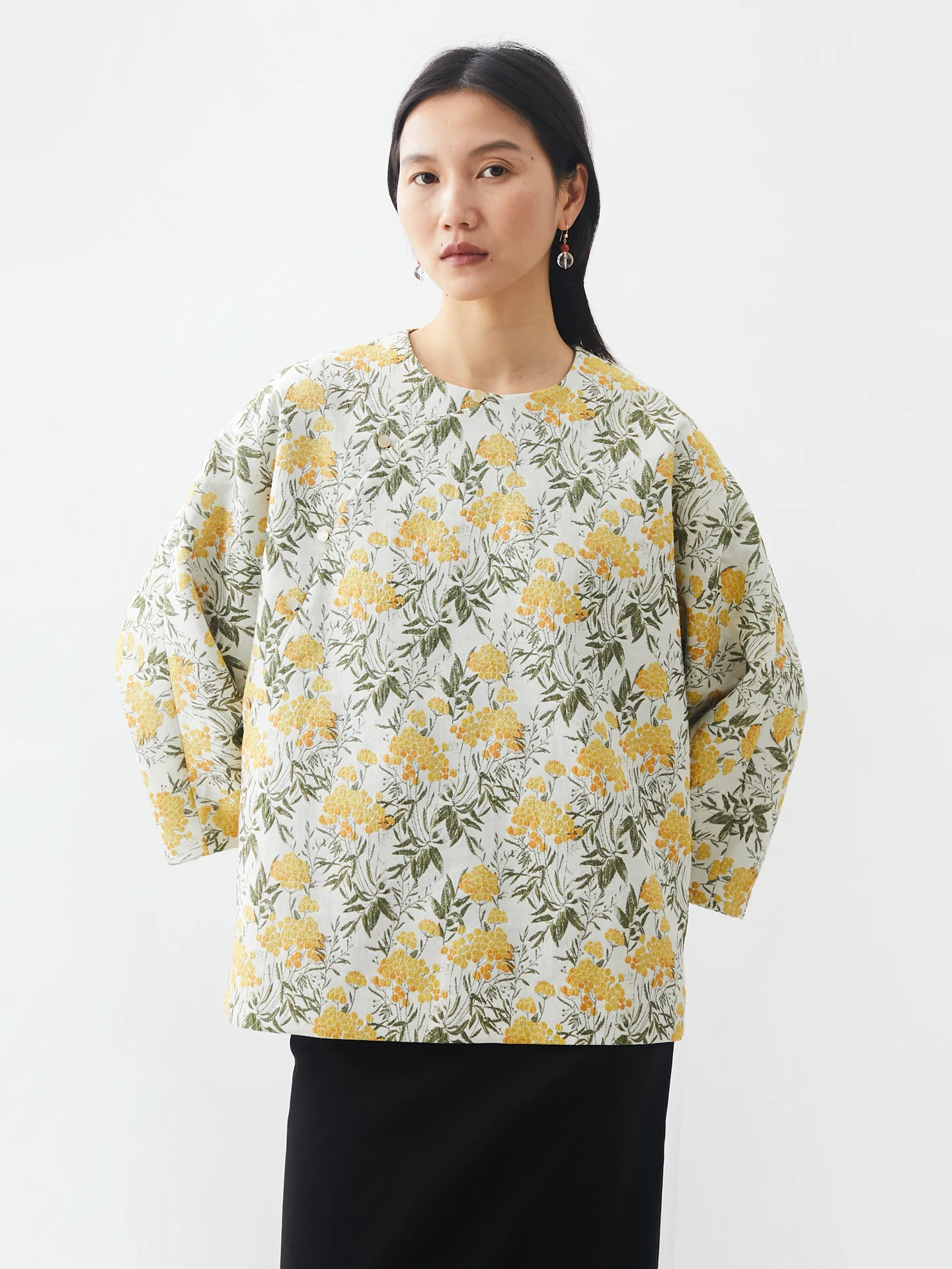 

Весенняя новинка: Женская куртка в китайском стиле с вышивкой, свободного кроя, с цветочным узором, роскошная, простая, в форме рыбки, высококачественная шелковая верхняя одежда