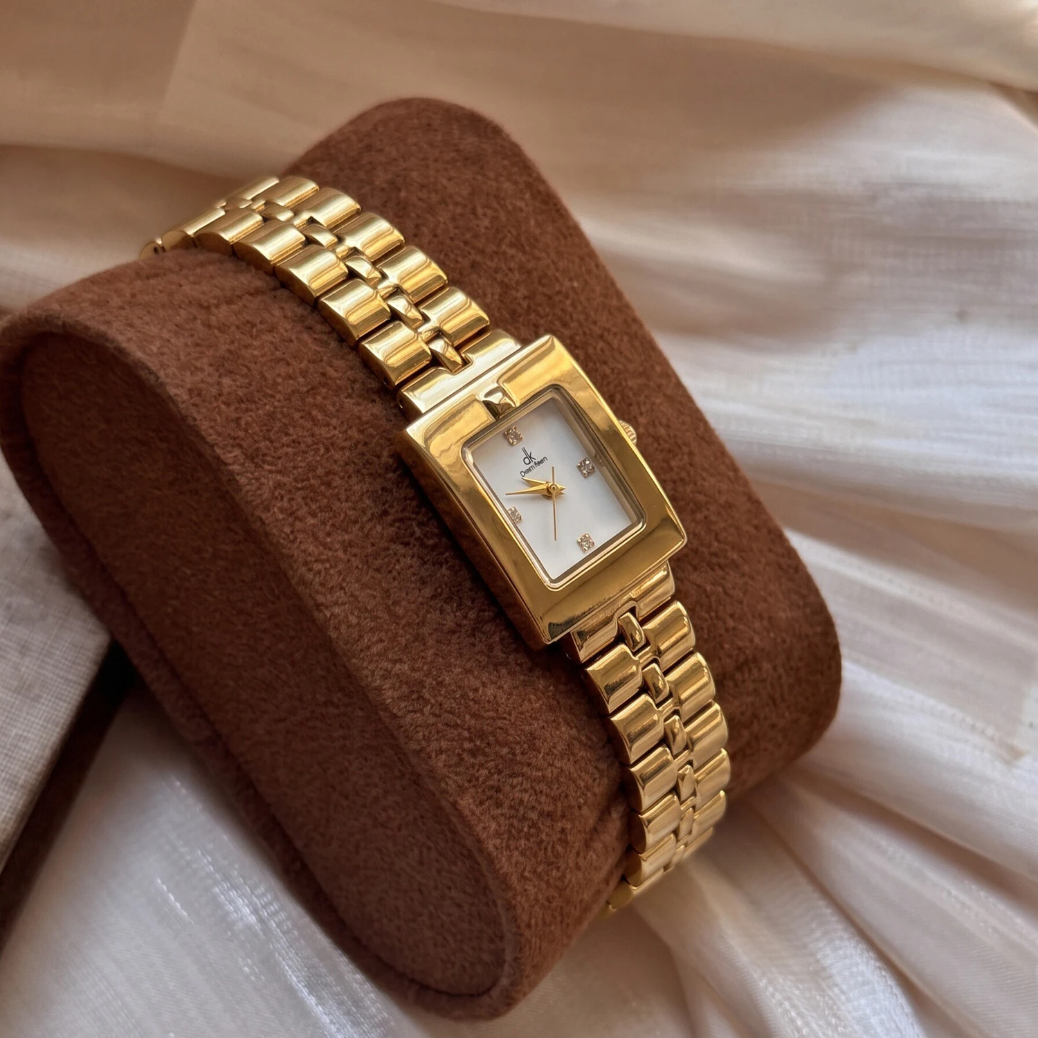 Vintage Gold Small Square Women Quartz Watch White Dial Rhinestone Index Gold Steel Band Elegant Ladies Wristwatch