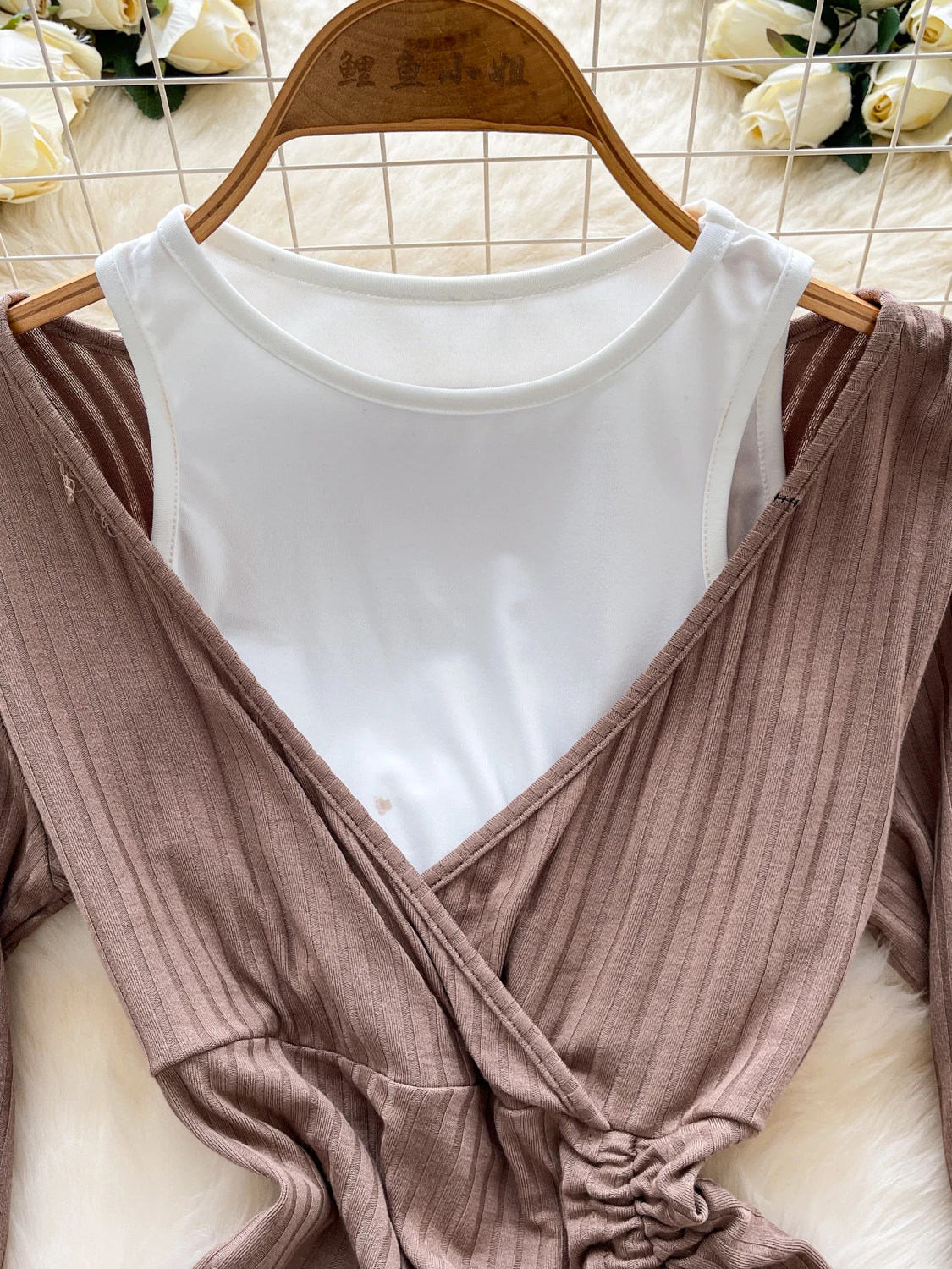 فستان نسائي قصير بني داكن Bodycon عتيق برباط ورقبة دائرية وأكمام طويلة فستان حفلات مرقع Y2k قطعة واحدة فساتين خريف 2025