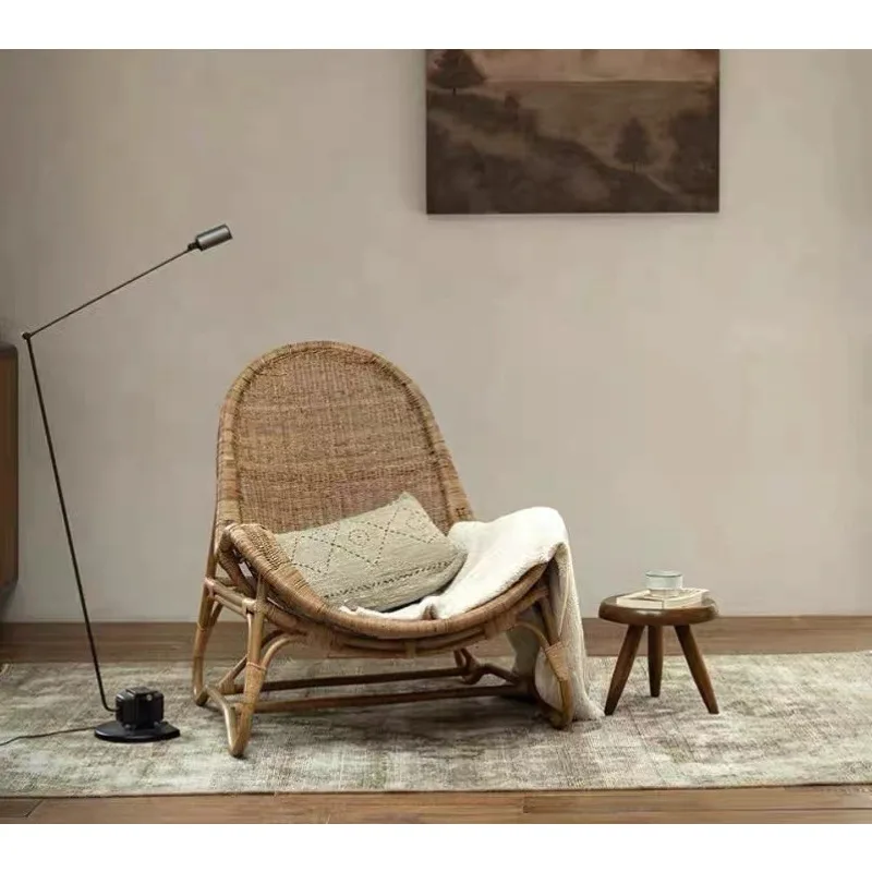 Handgefertigter Rattanstuhl mit Rückenlehne aus natürlichem Rattan und Bambus