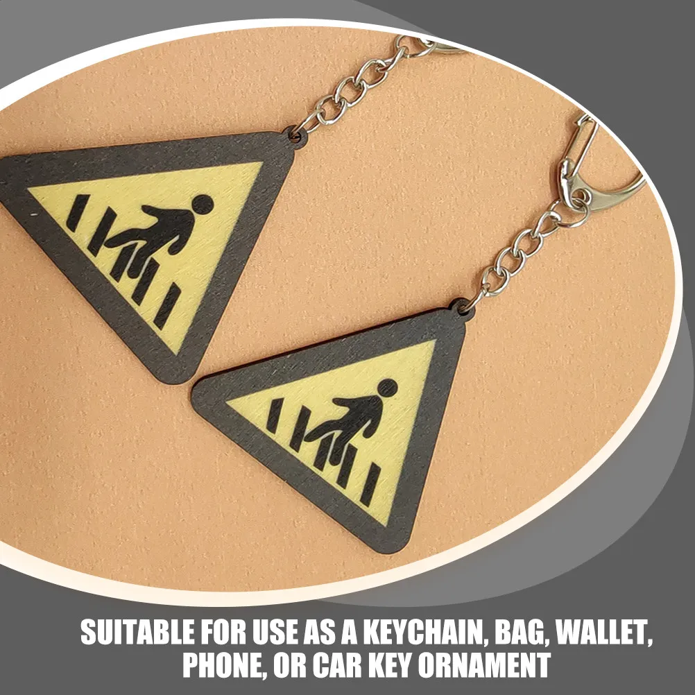 

Набор из 4 брелоков без звукового сигнала, с дизайном дорожных знаков, для сумок и ключей от машины, маленькие креативные брелоки