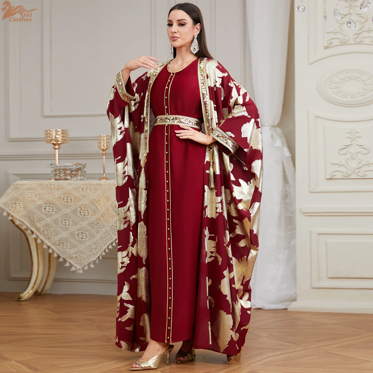 

Новый роскошный комплект из двух предметов: макси-платье с золотым тиснением, дубайские абайи с рукавами «летучая мышь», отделкой бахромой и поясом, кафтан 2026
