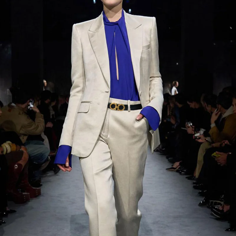 أحزمة جلد طبيعي للنساء عالية الجودة بإبزيم ذهبي أفضل تنسيق مع الفساتين والجينز للنساء