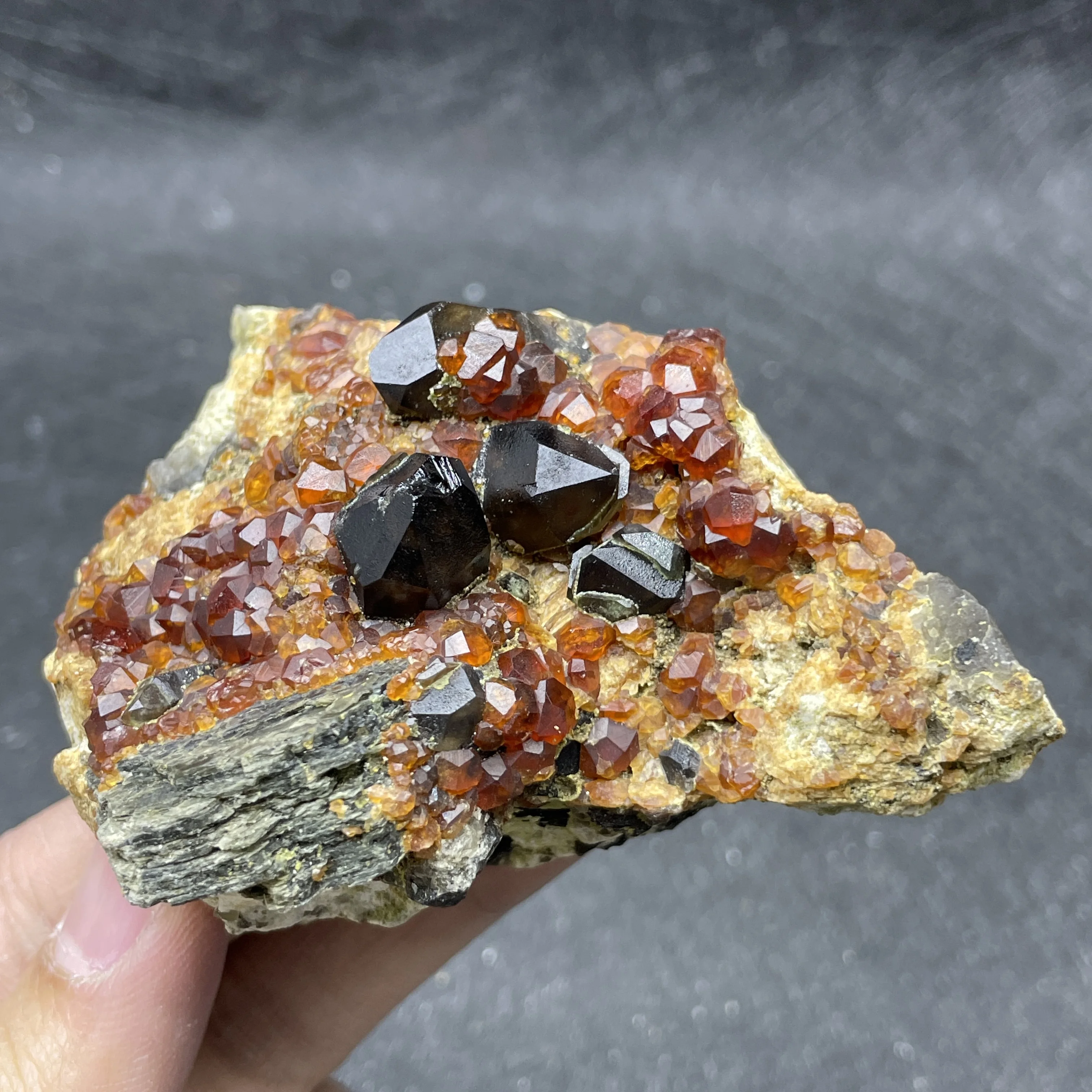 Natural Raw Rock Fenda Garnet Quartz Stone Mineral Specimen Clear Quartz Cluster Healing Home Decor Gift