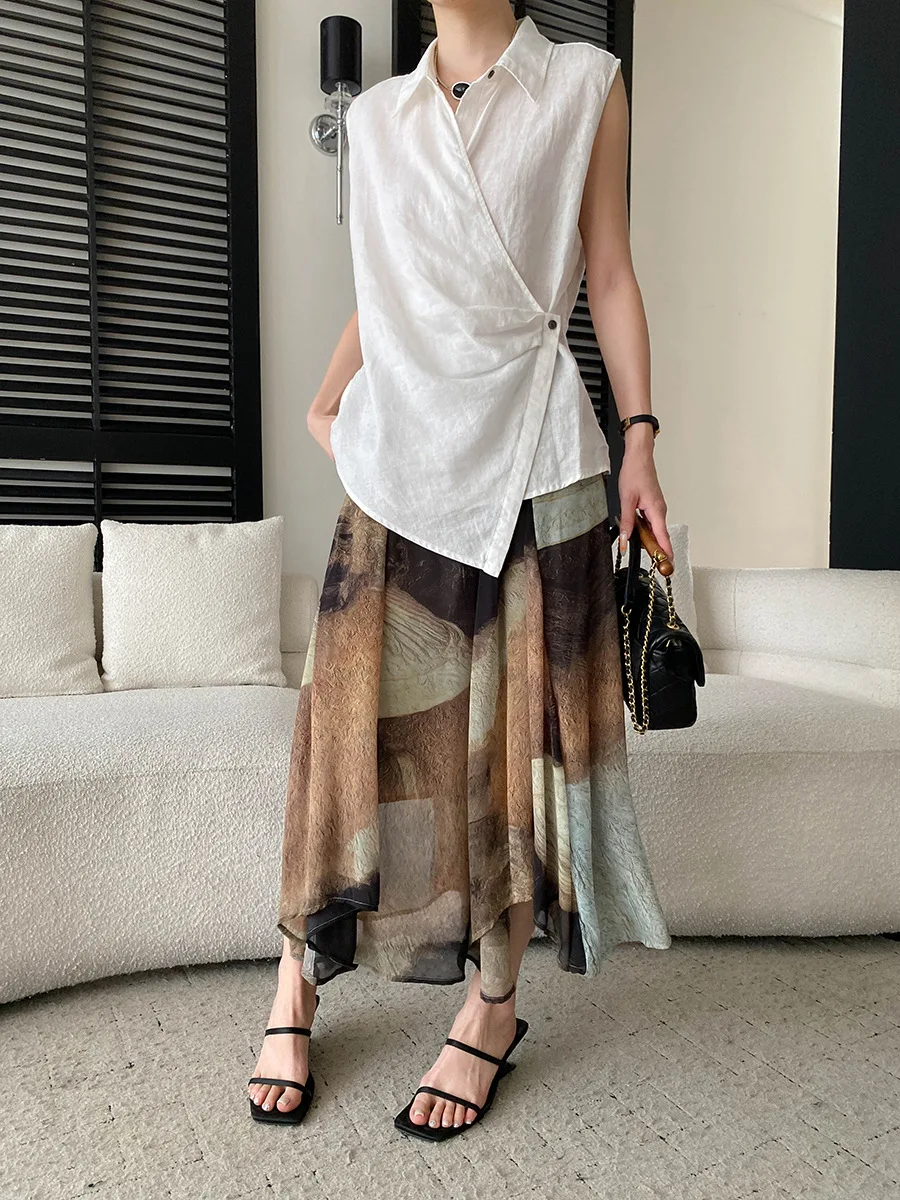 Sommerliches Damen-Freizeithemd in einfarbigem Design mit unregelmäßiger seitlicher Schnalle und umklappbarem Kragen, ärmellos – Detail 22