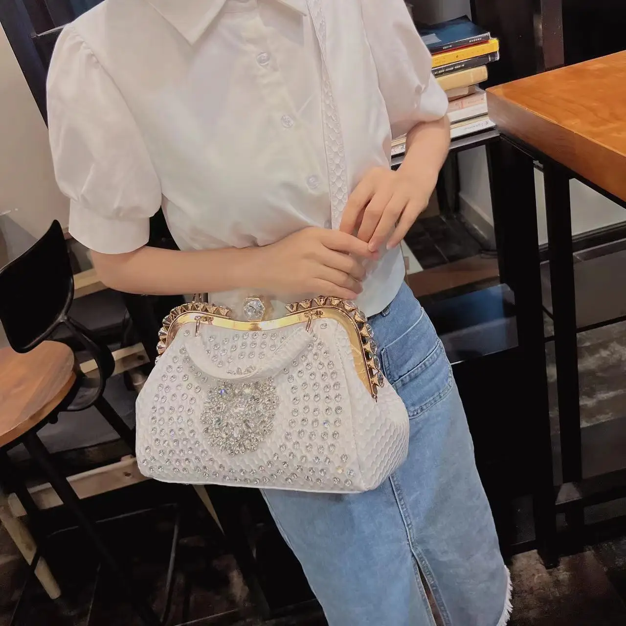 Senior sense shoulder bag female summer 2023 new explosive texture minority crossbody bag large capacity diamond-inset handbag f