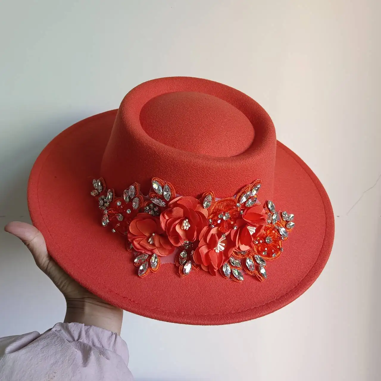 9.5 سنتيمتر حافة فيدورا قبعة ثلاثية الأبعاد حجر الراين زهرة فيدورا المرأة الجاز قبعة بنما الفرنسية أنيقة فيدورا قبعة الزفاف سمبريرو موهير