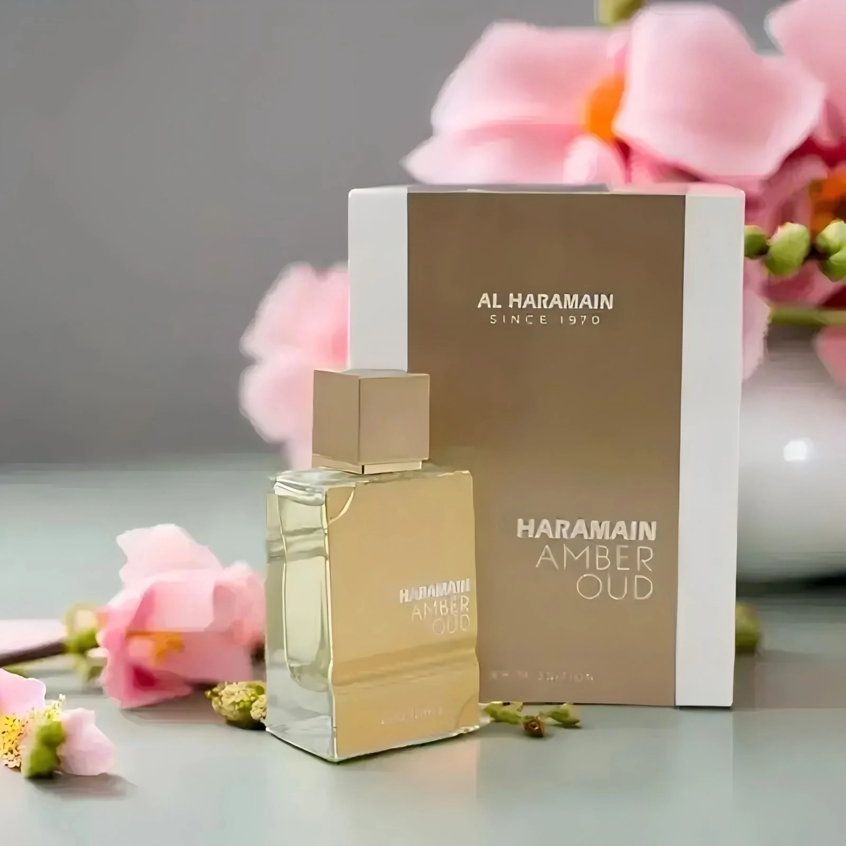 Al Haramain Amber Oud White Edition Eau de Parfum: Luxe Gold Bottle, Warm Woody Scent for Unisex