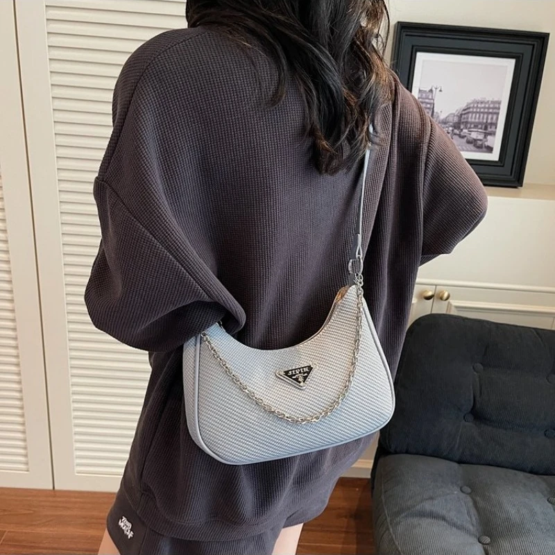 

Ladies Casual Tote Relaxed Style For Everyday Use And Simple Outings Comfortable And Easy