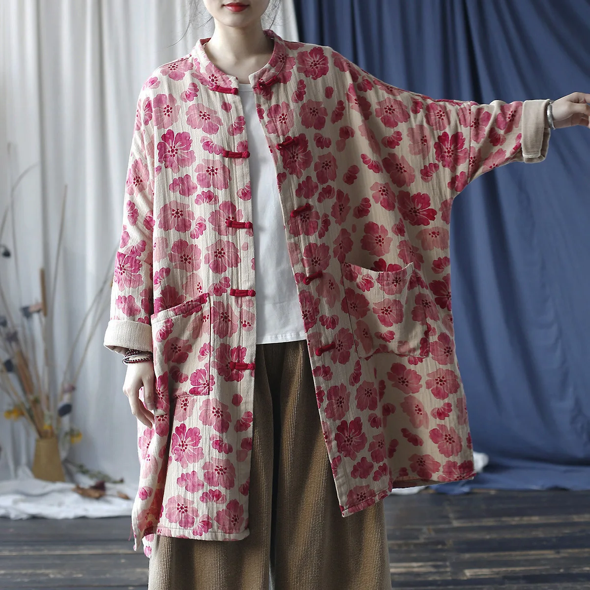 

Женская легкая куртка-кимоно с длинными рукавами из хлопчатобумажной пряжи с принтом китайской лягушки и пуговицами, свободный плащ с открытой передней частью, длинная верхняя одежда на осень