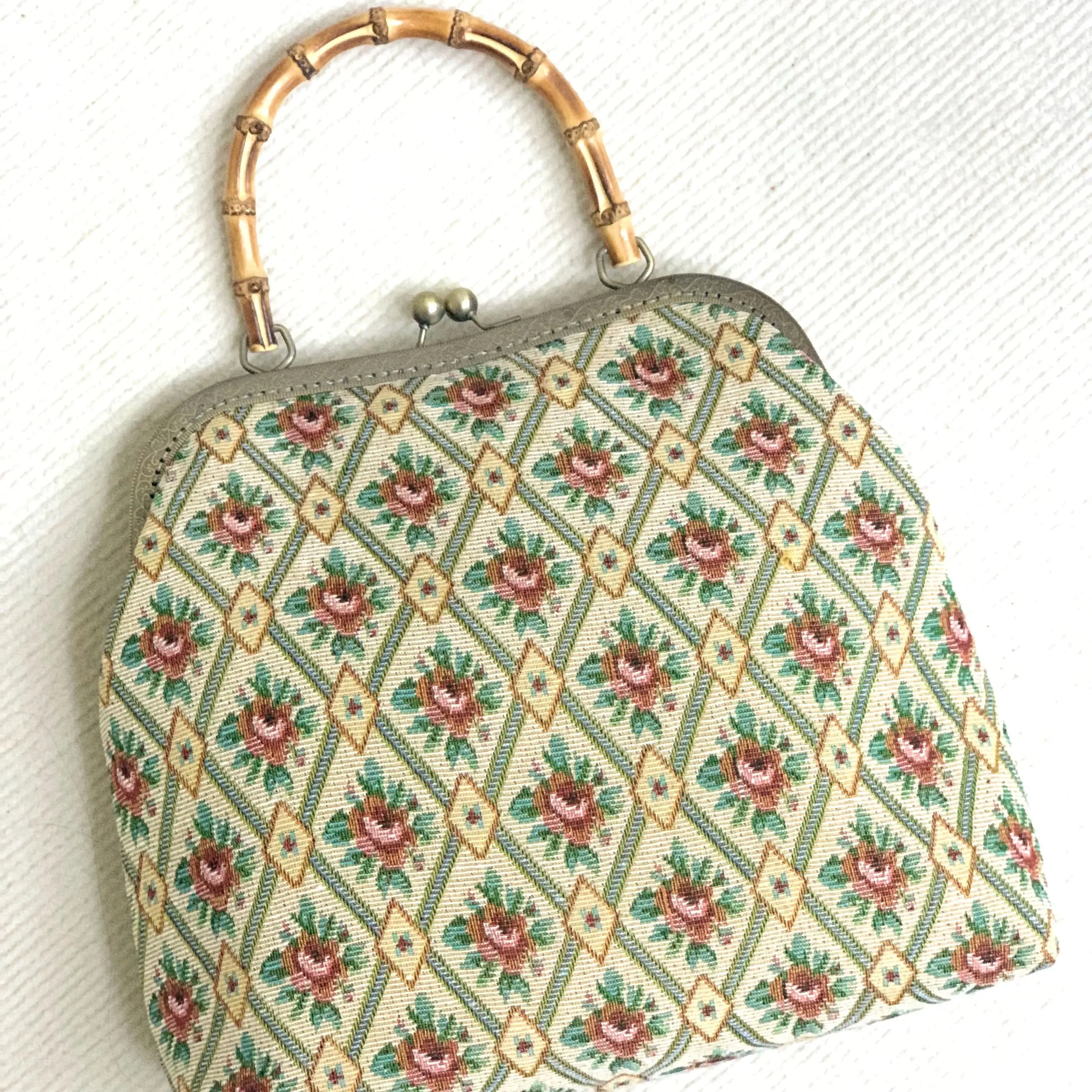 

Lost in Vintage Exquisite Clutch Lingge Red Green Flowers Complement Fabric Bamboo Handle 30x6x25cm Plus Purse Clutch Handbag