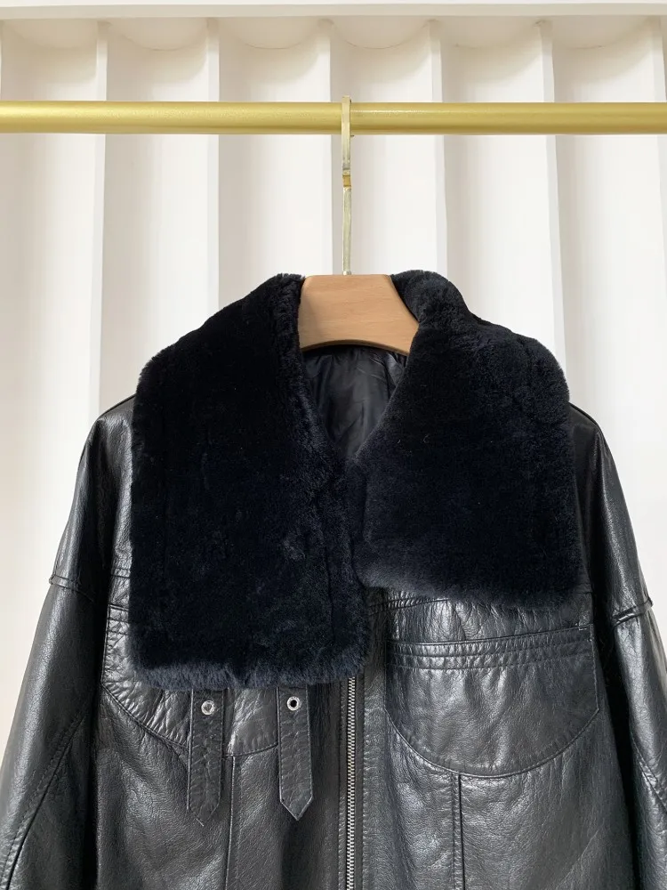 Giacca invernale da donna in vera pelle allentata con cera d'olio con cerniera, colletto in pelliccia, piumino da motociclista stile corto da donna alla moda