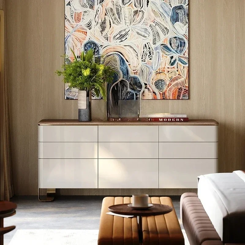 

Роскошная домашняя спальня со встроенным шкафчиком для хранения вещей из сериала телевизора.