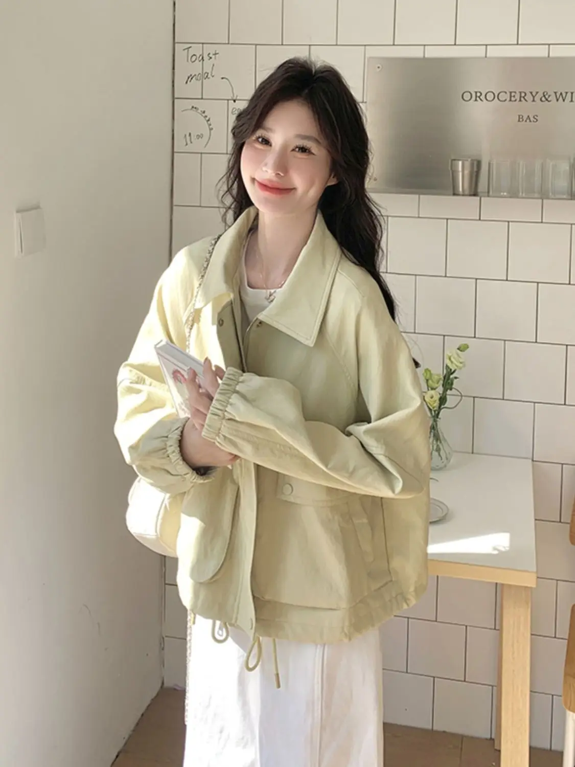 เสื้อแจ็คเก็ตผู้หญิง ผ้าลูกฟูก แต่งผ้าแบบวินเทจ แฟชั่นทันสมัย สไตล์เรียบง่าย ติดกระดุมด้านหน้า มีกระเป๋า  แบบยาว