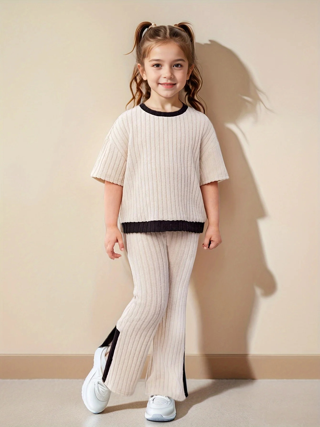 Girls' Casual Short-Sleeve Outfit: Apricot-Colored Short-Sleeve Top + Black Pants with Contrasting Trim and Split Hem Design, Fashionable and Versatile, Suitable for Children Aged 3-10 for Home and Outdoor Wear