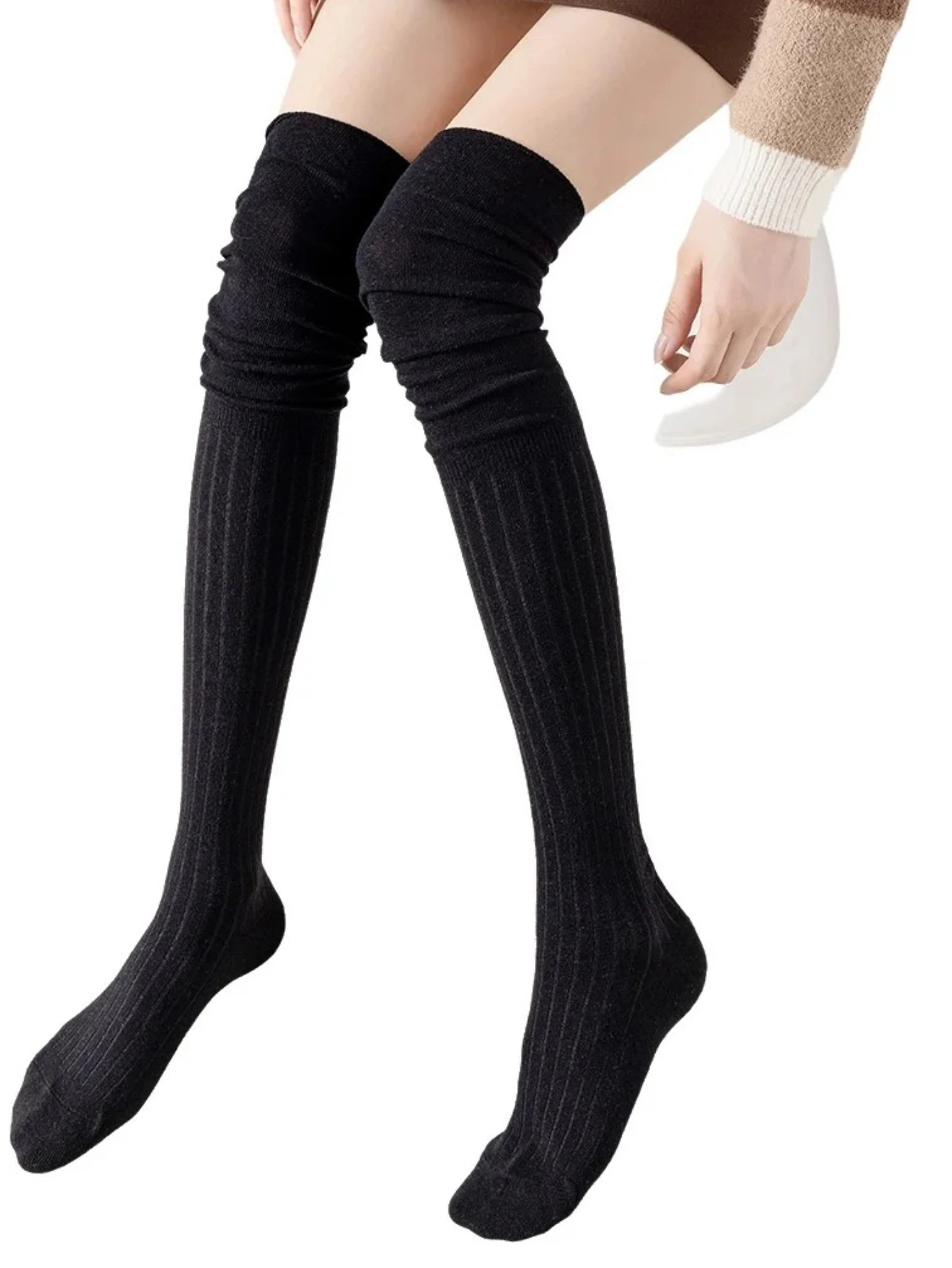 

A pair of half-knee-length knee socks for women to keep warm in autumn and winter against slipping
