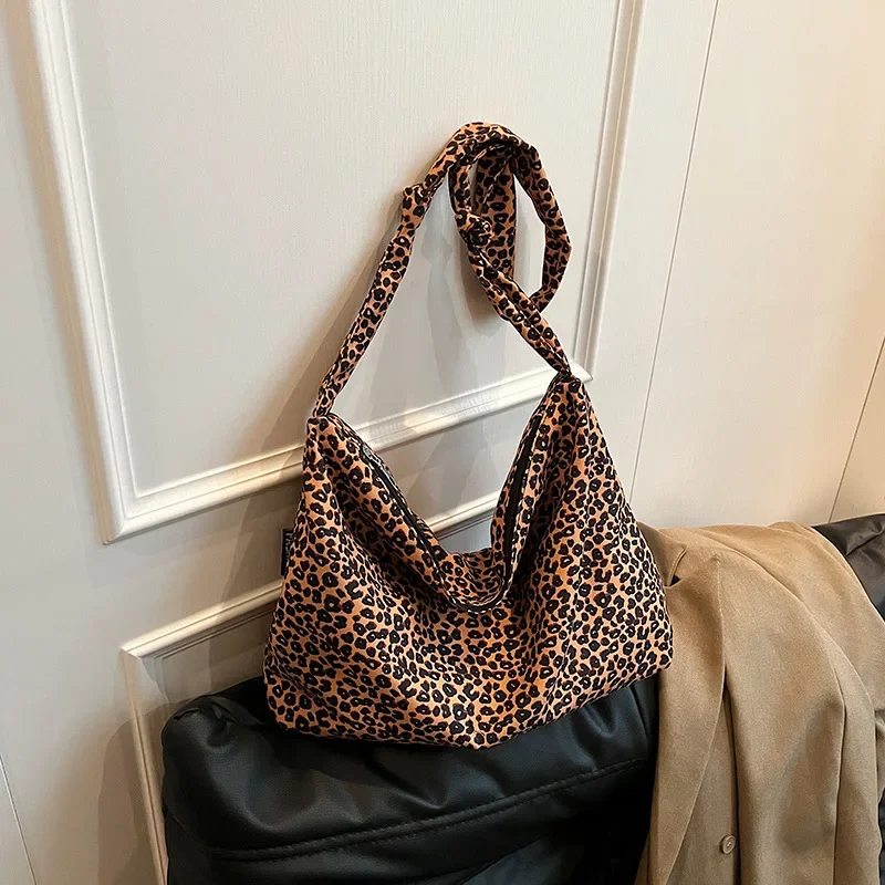 2024 New Fashion Shoulder Bag Casual Versatile Large Capacity Tote Bag Women's Trendy Personalized Leopard Print Commuter Bag