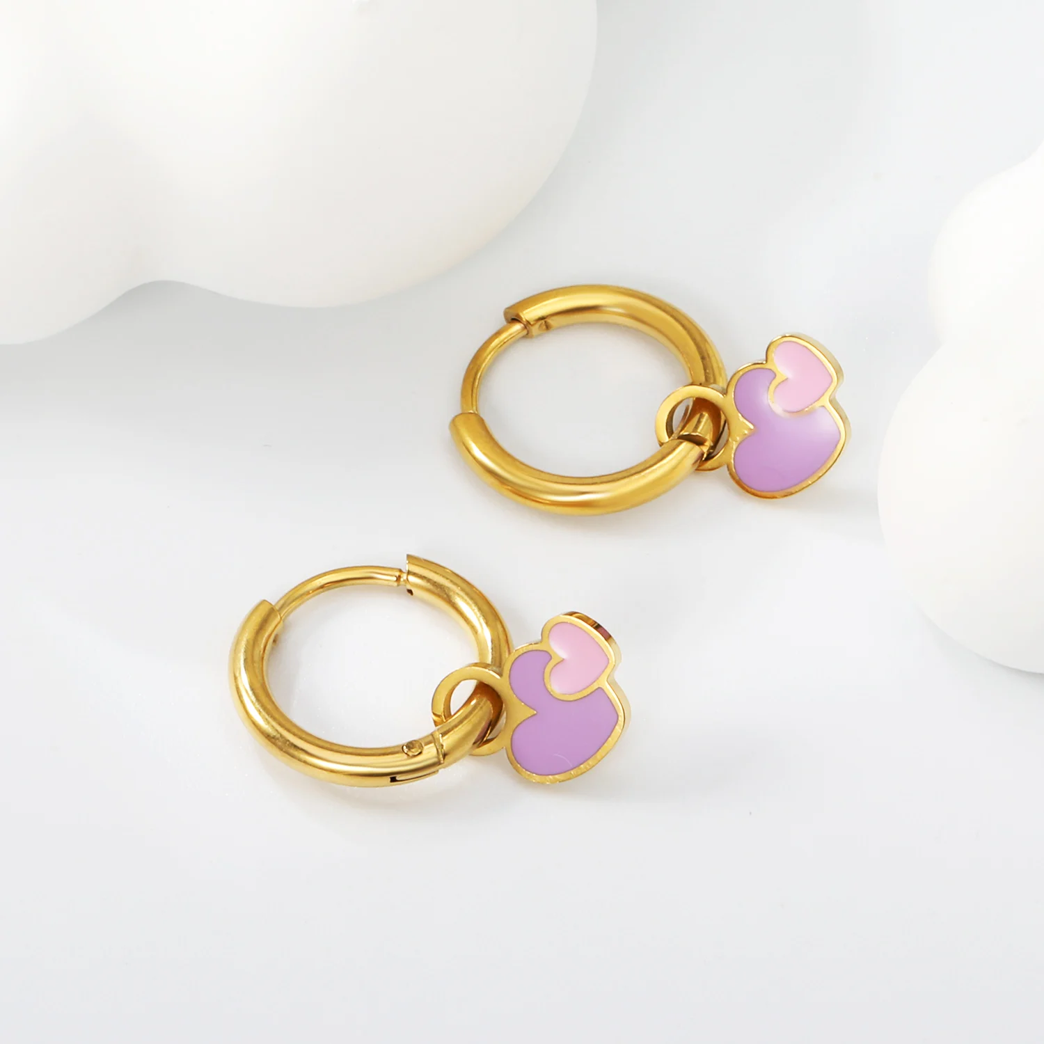 LUXUKISSKIDS Bunte Doppel-Herz-Charms-Tropfenohrringe für Mädchen, Edelstahl, niedlich, Tropföl, winziger Anhänger, baumelnder Piercing-Schmuck – Detail 3