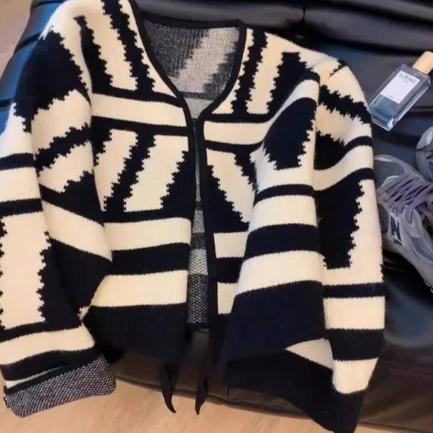 Knitted Cardigan Women's Autumn and Winter New Design Sense Loose Lazy Style Contrasting Color Sweater Jacket