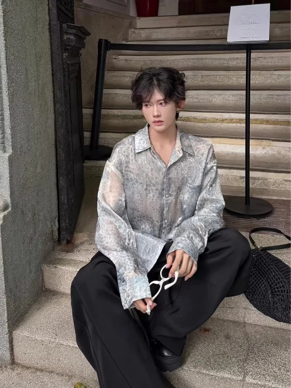 الرجال النساء 2025 صيف جديد رقيقة تصميم المتخصصة طويلة الأكمام العصرية قمصان فضفاضة الراحة سترة بلايز موضة ليوبارد طباعة القمصان