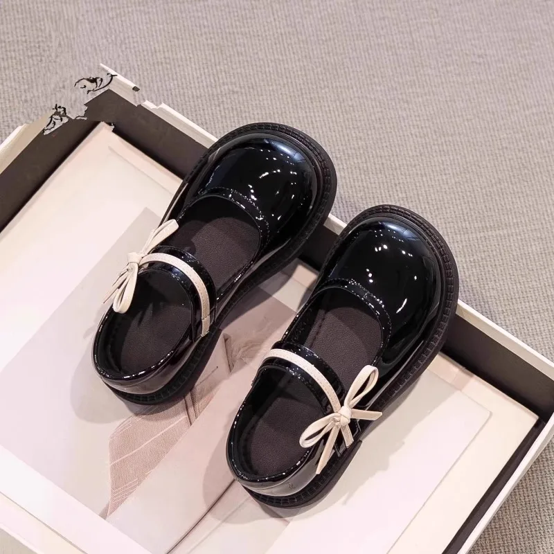 

Новый дизайн, кожаные туфли для девочек, черные весенне-осенние туфли принцессы на мягкой подошве с бантом-бабочкой, одиночные туфли для выступлений, детские и детские туфли