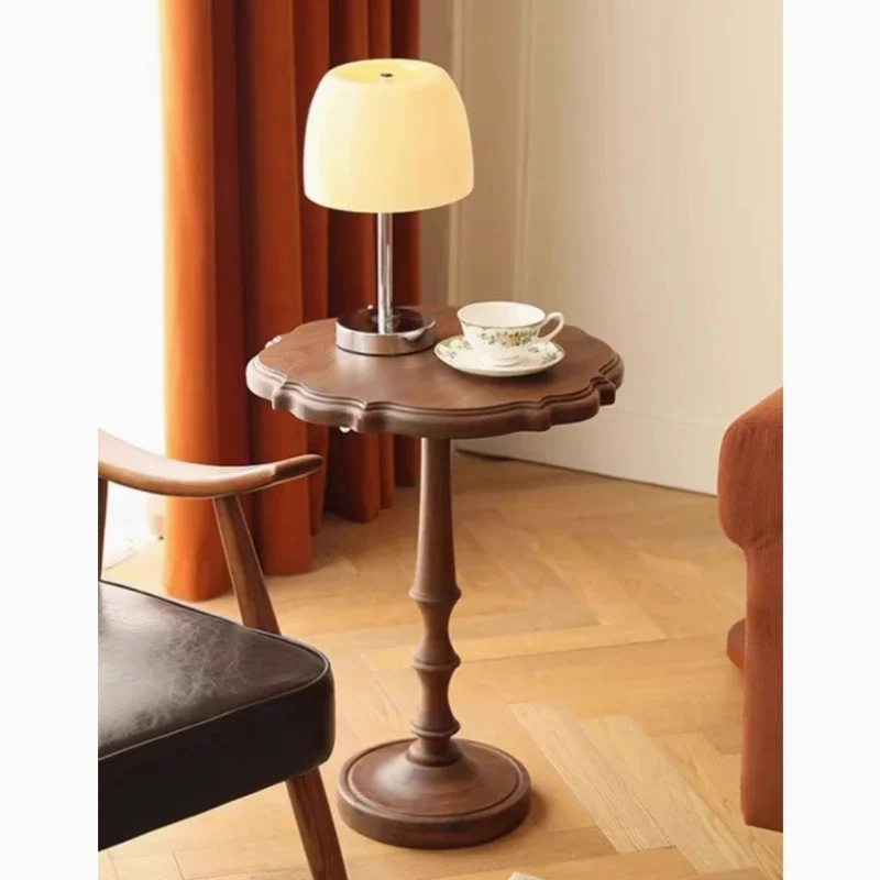 

Retro sofa side few household small apartment solid wood coffee table light luxury round small coffee table medieval corner