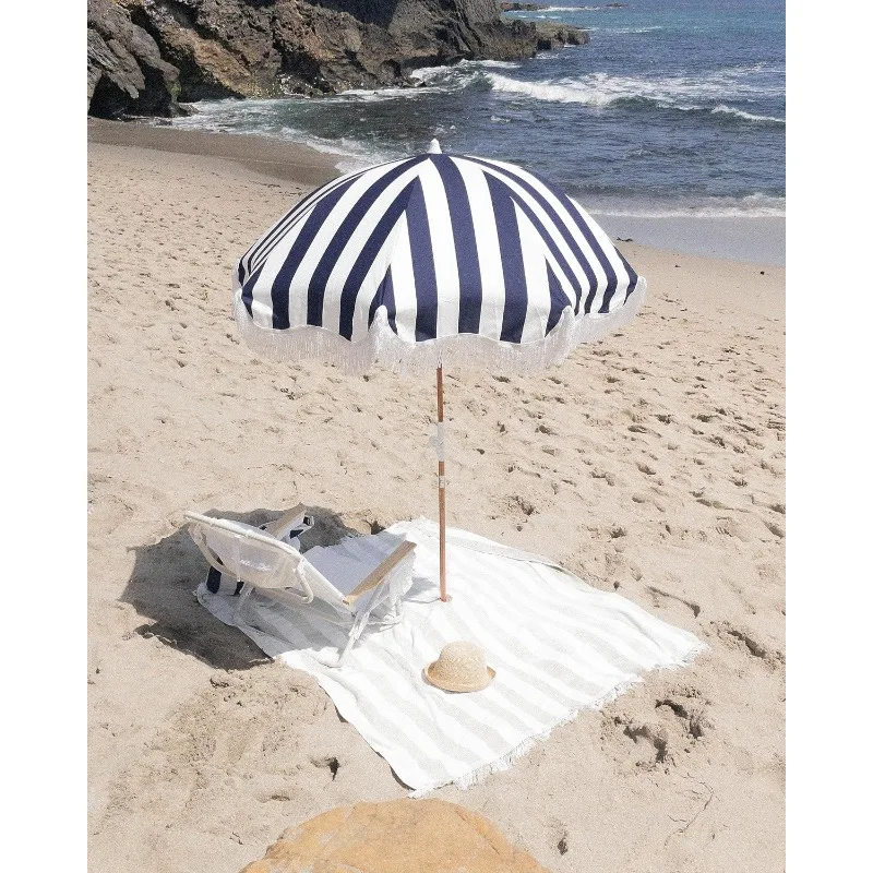 Guarda-chuva de férias Boho Beach Guarda-chuva com borlas brancas 1 "pólo de madeira inclinado 5' x 6,5' listras azul marinho com gola redonda (guarda-chuvas de pátio