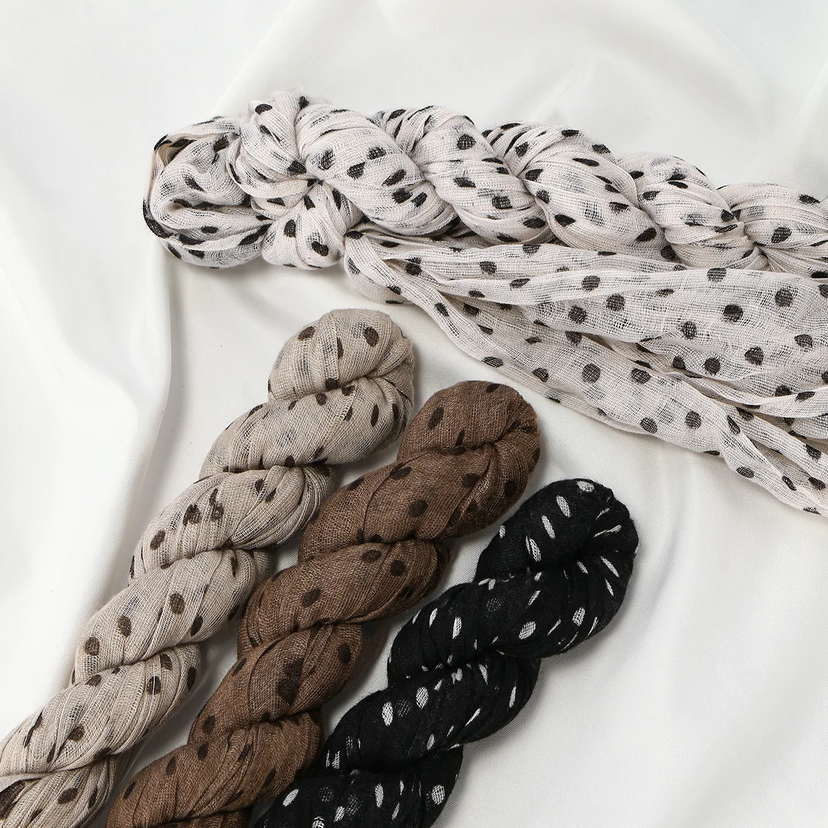 Fashion Leopard Print Scarf Hijab for Spring and Autumn Classic Polka Dot Versatile Warm Shawl Wraps Printed Thin Pleated Scarf