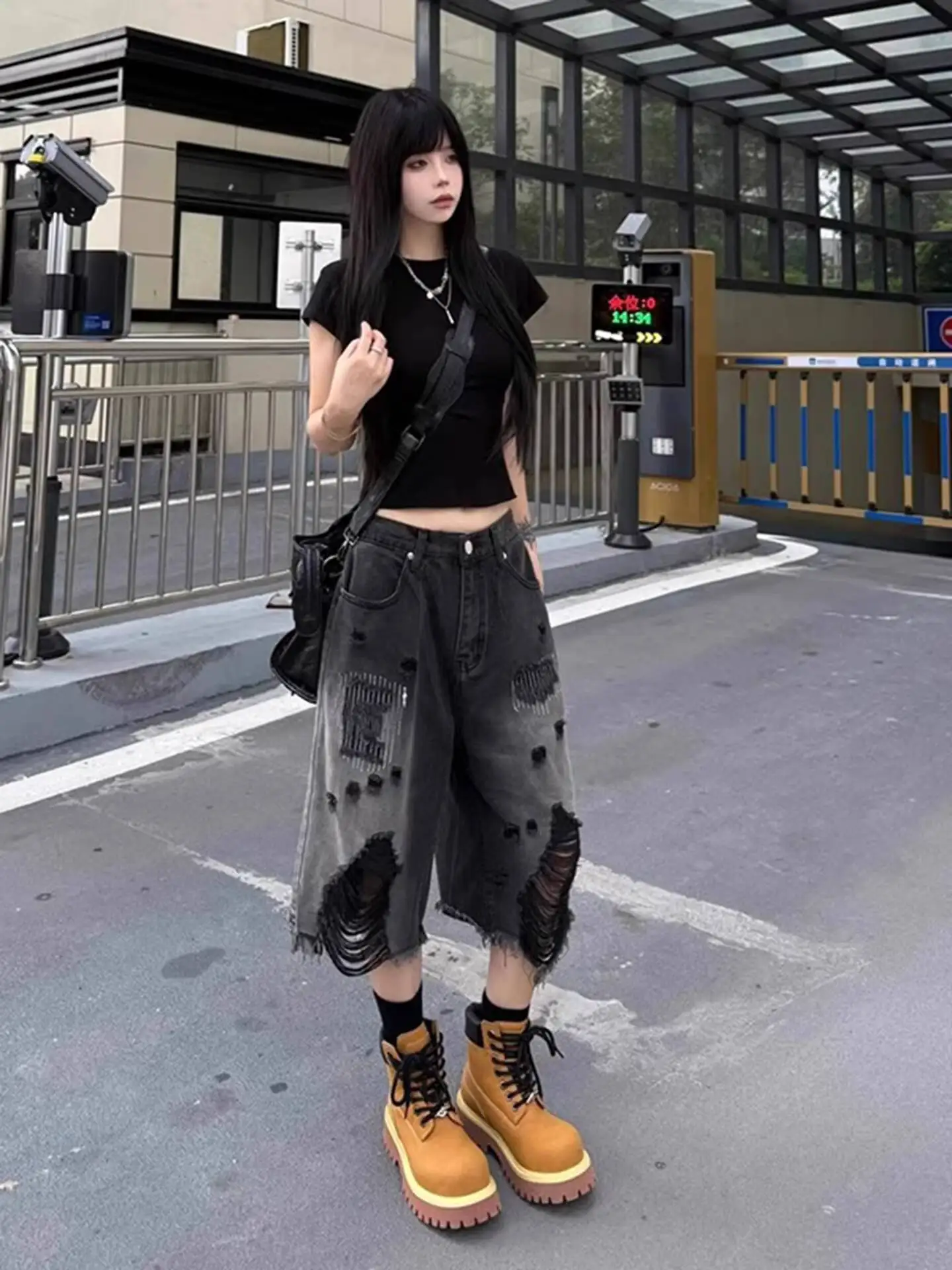 

2026 New American High Street Ripped Denim Shorts For Men Women Summer Wasteland Style Capri Pants Fashion Wide Leg Baggy Pants