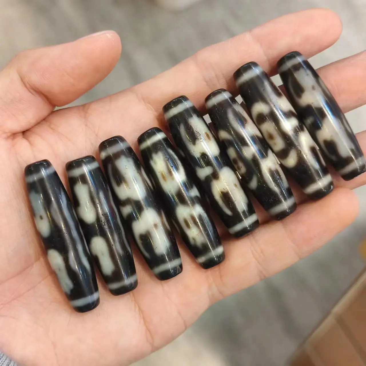 

1pcs/lot natural Zakiram pattern The old agate dzi black white Weathered horseshoe lines calcify archaic Rare handmade beads diy