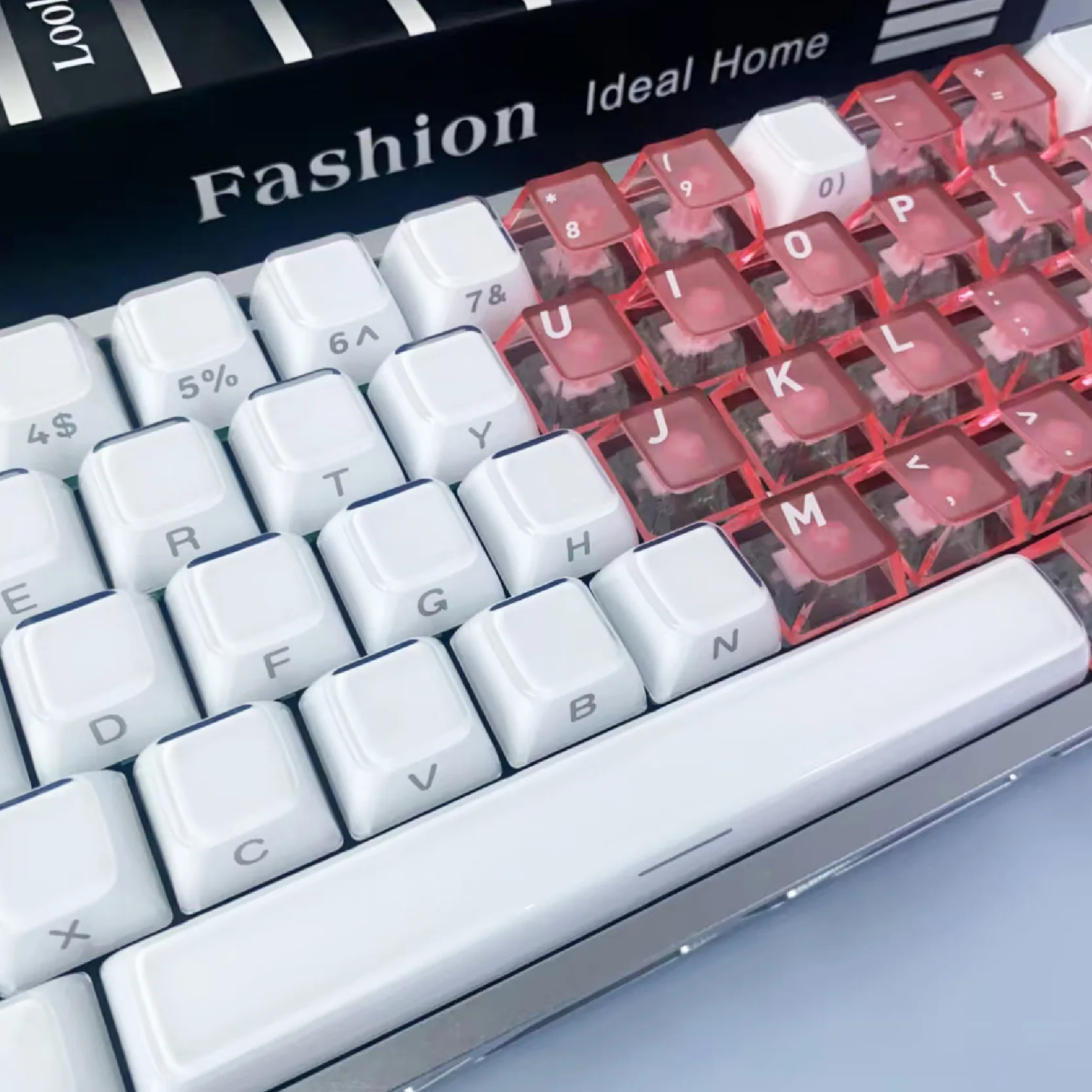 

Engraved pink love keycaps Customized 136-key PC + ABS material Original highly mechanical keyboard keycaps