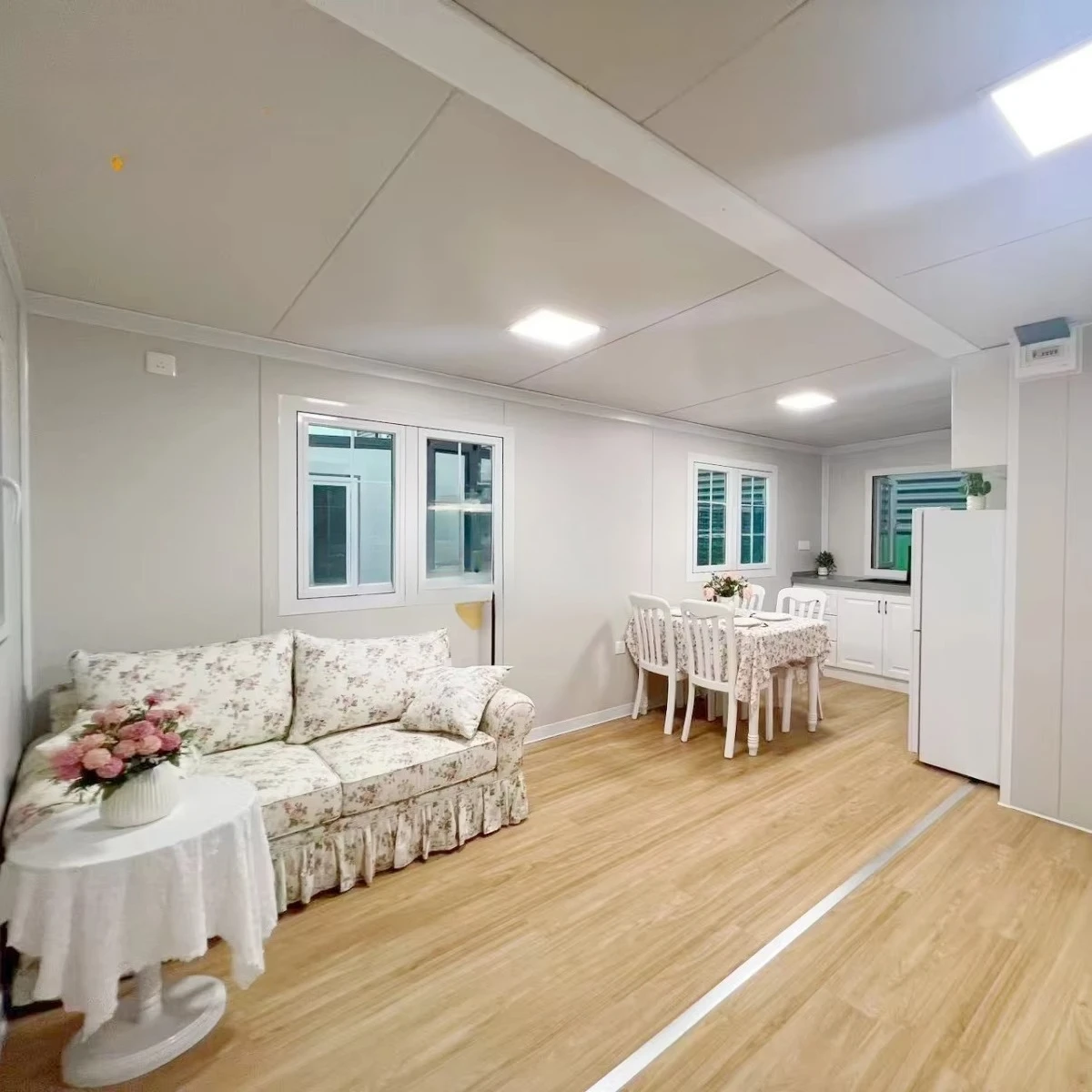 20Ft 40Ft Container House Prefabricated Luxury Villa Expandable Steel Container House Bedroom Portable Hotel Office Building