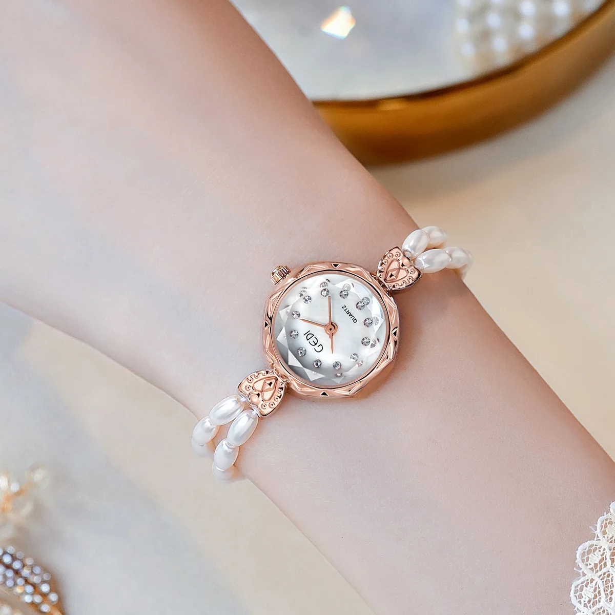 Vintage style light luxury shell bead strap ladies niche creative high-end waterproof quartz watch