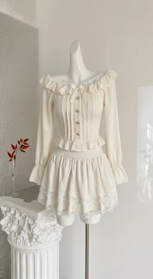 

Французский нежный стиль: комплект из 2 предметов – топ с рюшами и расклешенными рукавами, кружевными вставками + мини-юбка с эластичной талией и оборками