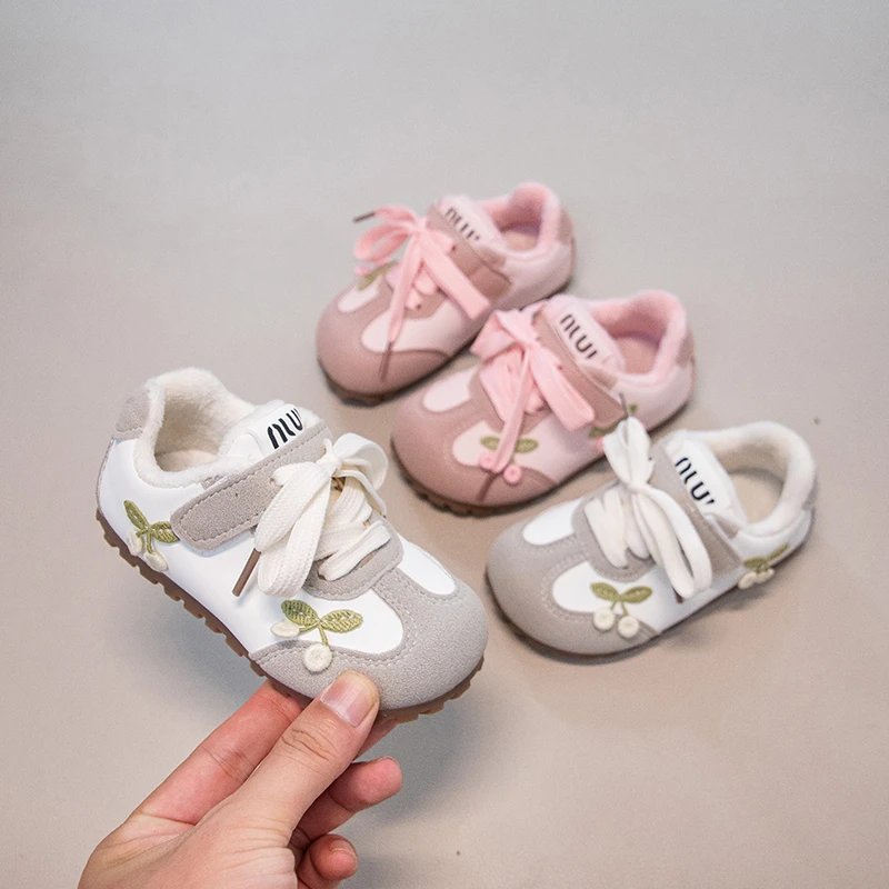 Girls Cherry Embroidery Design Casual Shoes 2025 Autumn and Winter New Toddler Polar Fleece Warm Soft-soled Joker Sneakers.