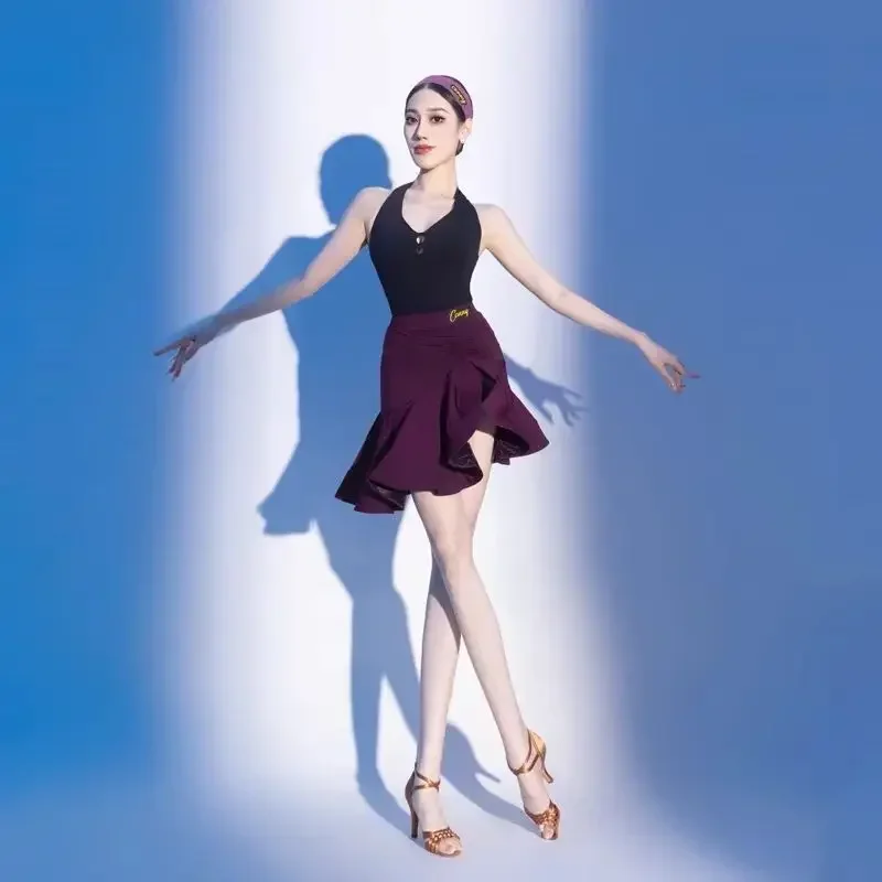 Zestaw do tańca latynoamerykańskiego dla dziewcząt: czarny trykot typu halter, fioletowa spódniczka z falbankami, kostium do samby, rumby i tańca liniowego dla kobiet.