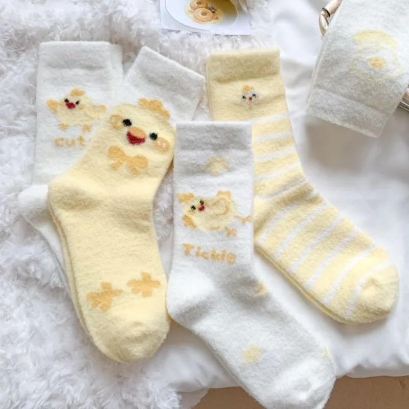 5 pares de calcetines gruesos peludos lindos de Otoño Invierno para mujer calcetines amarillos con estampado de pollito de dibujos animados cálidos para dormir en el suelo de la nieve calcetines a media pantorrilla para mujer 2025