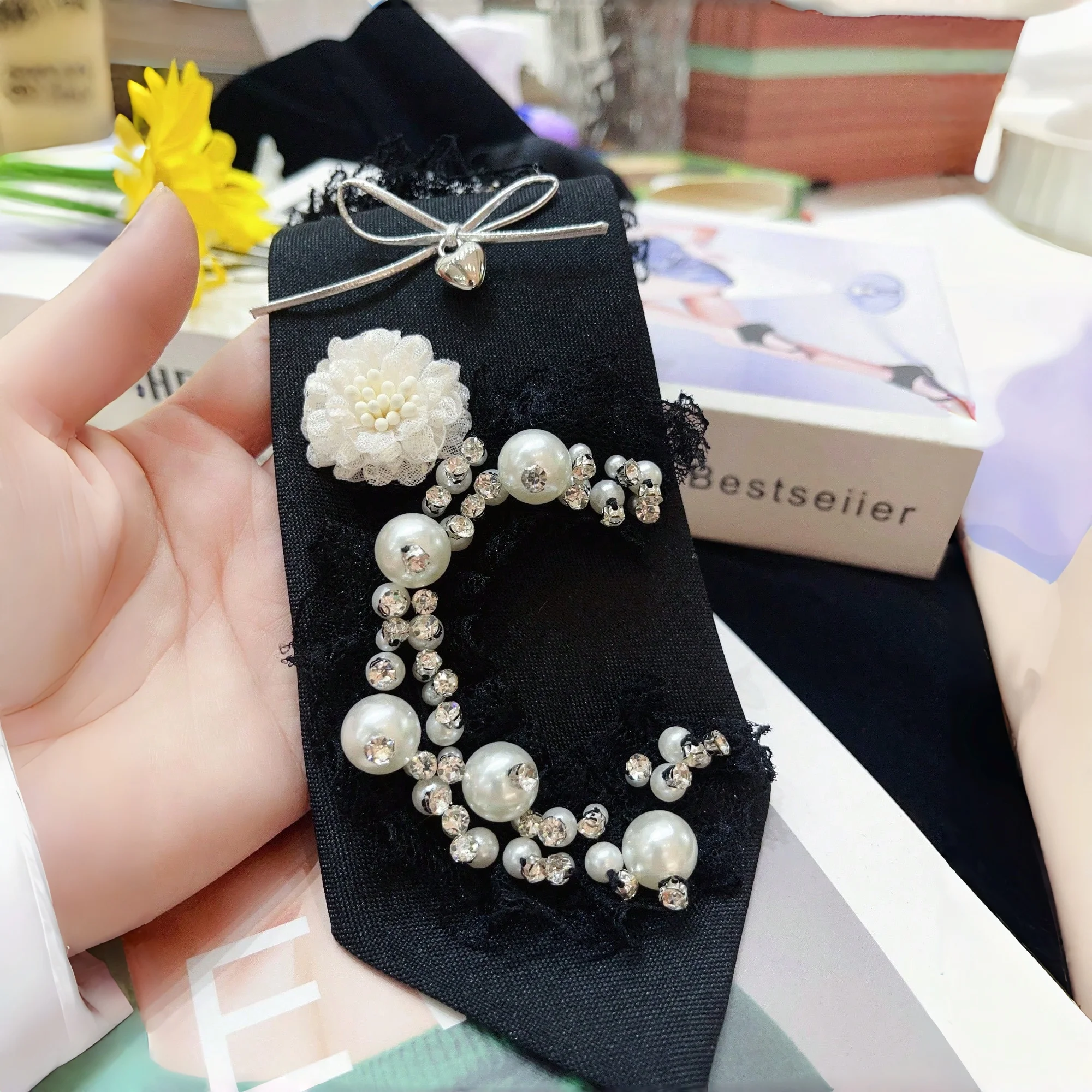 1 Corbata de poliéster brillante (fibra de poliéster) para mujer [estilo francés retro de alta sociedad] Corbata de encaje de perlas de alta gama con diseño único y adornos de diamantes de imitación, adecuada para fies