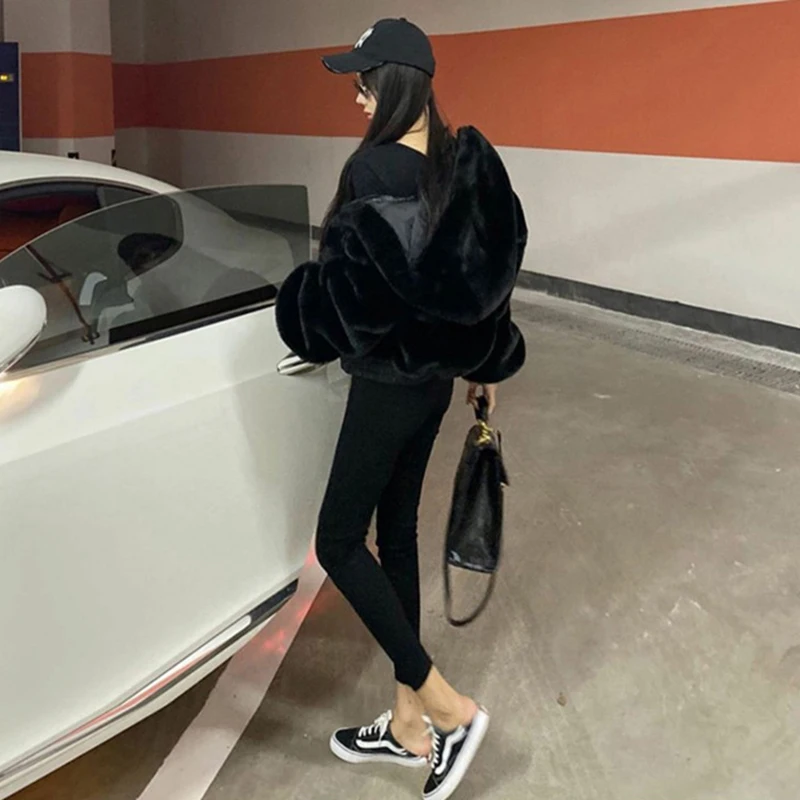 معطف نسائي من الفرو الصناعي بقلنسوة من MEXZT سترة منفوشة سوداء مقصوصة موضة شتوية كورية بأكمام طويلة ملابس خارجية فروي جديدة