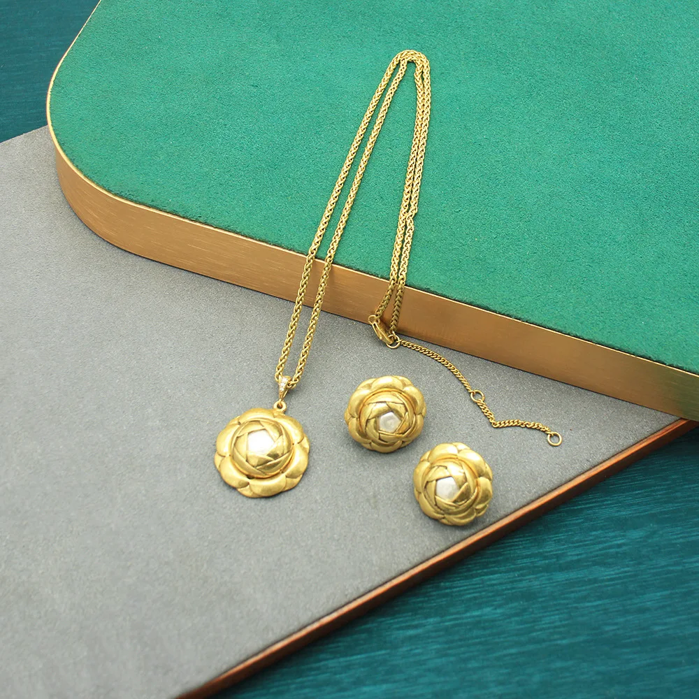 

Pearl Necklace Niche Retro High-end Collarbone Earring Set Vintage Jewelry
