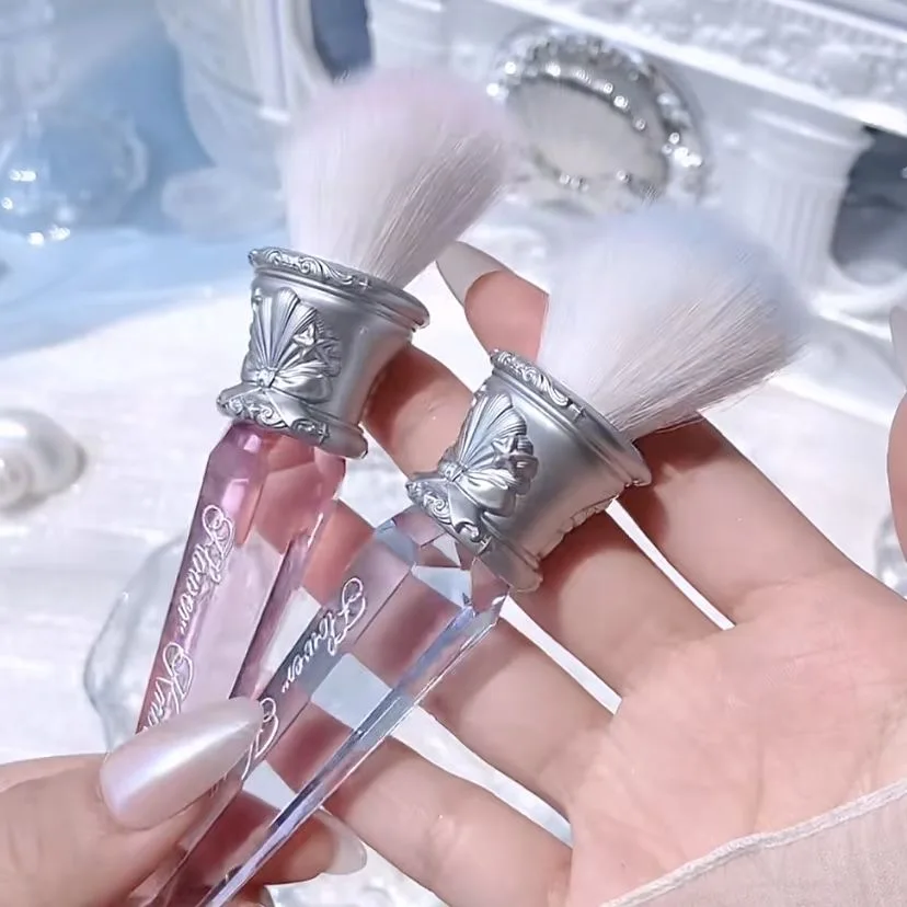 

Набор кистей для макияжа Flowerknows Shell Pearl Bunny Garden Collection: кисть для пудры, кисть для хайлайтера, кисть для тональной основы, безопасная для кожи.