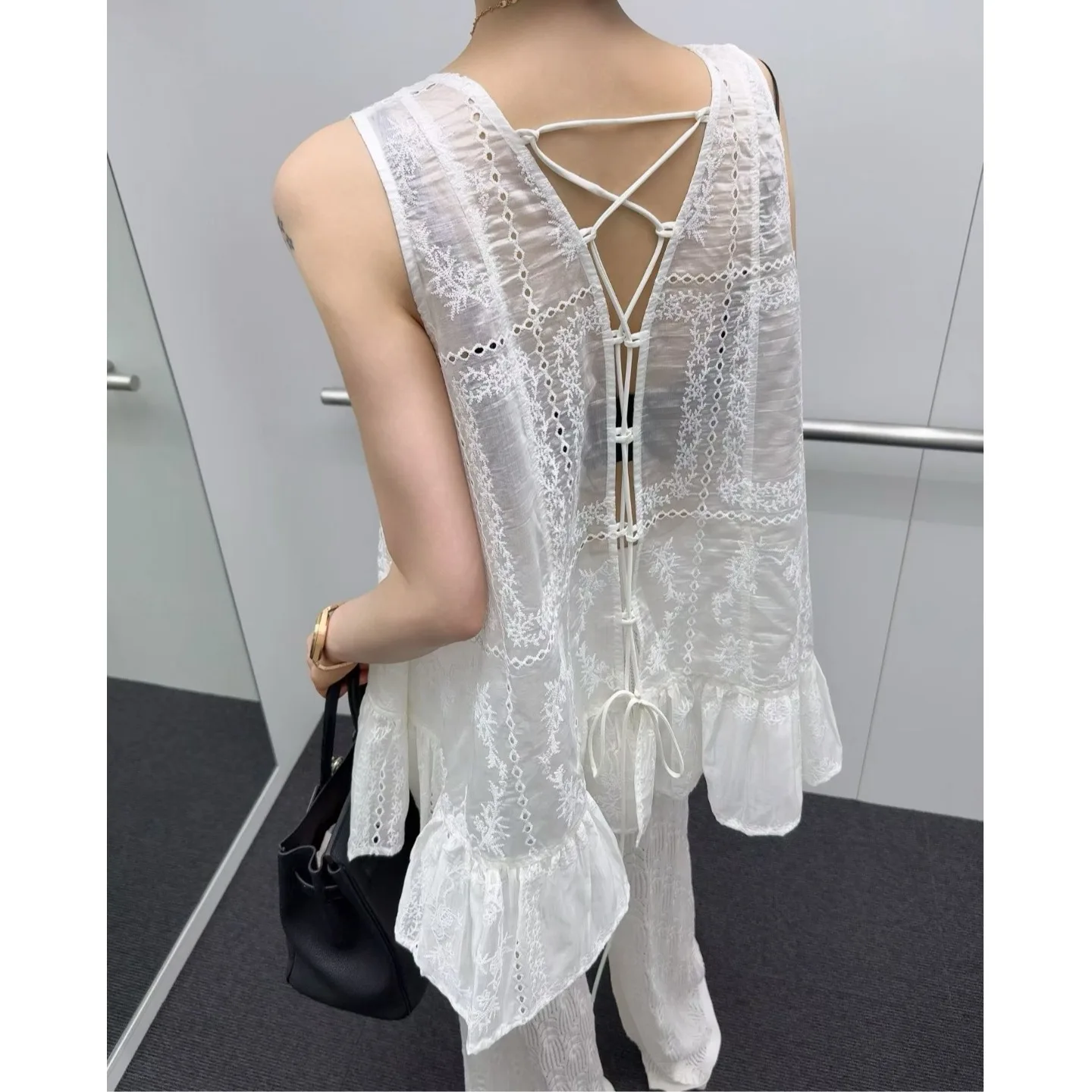 

Black White Embroidered Lightweight Cross Back Vest Korean Style Women's Fashionable Inner Wear Suitable for Various Occasions