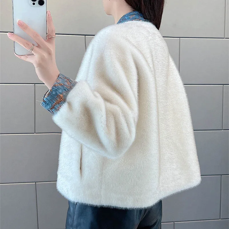 2026 Winter New Fur Coat Jacket Women's Fashion V Collar Splicing Fur Integrated Warm Coat Casual Temperament Short Top Overcoat