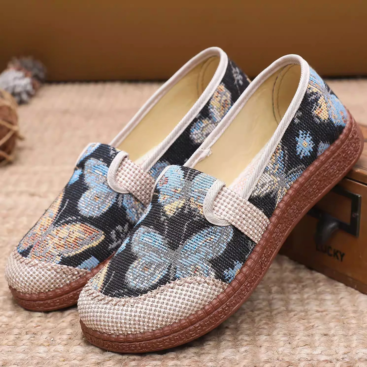 Beijing Ladies Flat Bottom Casual Breathable Anti-slip Soft Bottom Single Shoes Traditional Cloth Shoes for Middle-aged And E...
