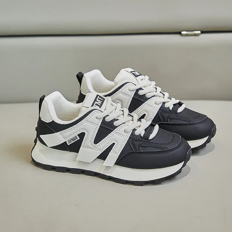 أحذية فورست غامب الجديدة على الطراز الكوري للنساء للربيع أحذية الجري الرياضية للطلاب نعل سميك غير رسمي لزيادة الارتفاع