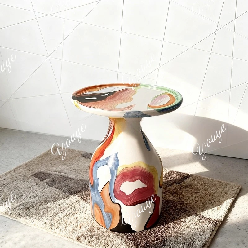 

Художественные граффити, ручная роспись, расписный приставной столик, дизайнерская гостиная, диван, креативное хранилище, небольшой журнальный столик