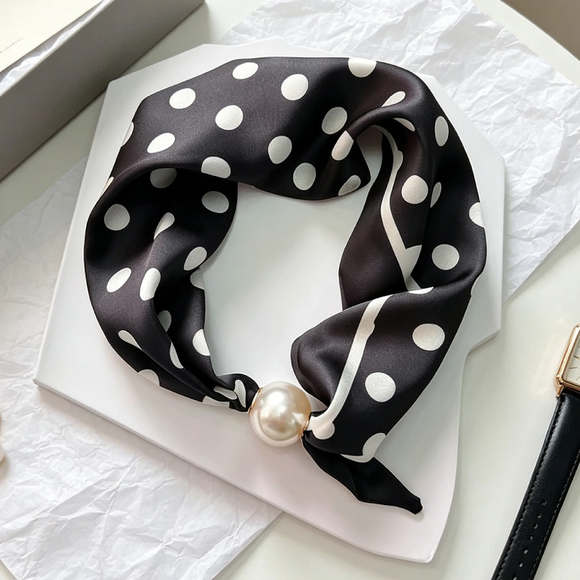 Luxuriöser dünner Sommer-Seidenschal für Damen mit Perlen, magnetischer Schnalle, eleganter Halstuch für Mädchen mit süßem Anhänger und Schlüsselbeinkette – Detail 16
