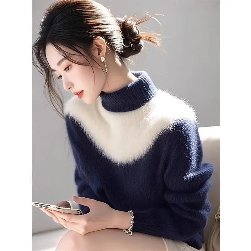 سترة سميكة ذات ياقة مدورة متباينة باللونين الأزرق والأبيض لطيفة للغاية للنساء لشتاء 2025 قطع علوية محبوكة شمعية ناعمة على الموضة #2