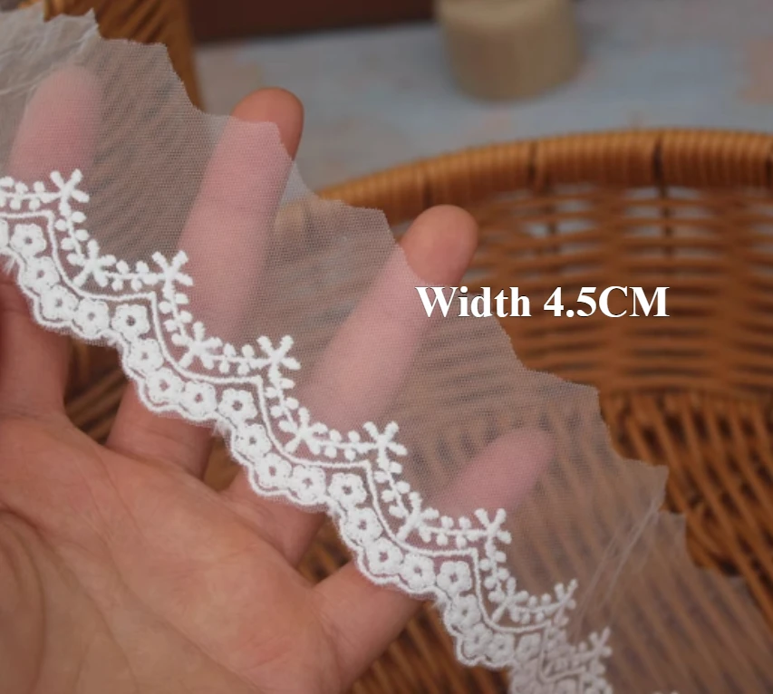 Weiße Baumwoll-Spitzenborte mit Stickerei für Kinderkleidung. DIY Handgefertigte Spitzenmaterialien, Kleidungszubehör, Nähzubehör. – Detail 3