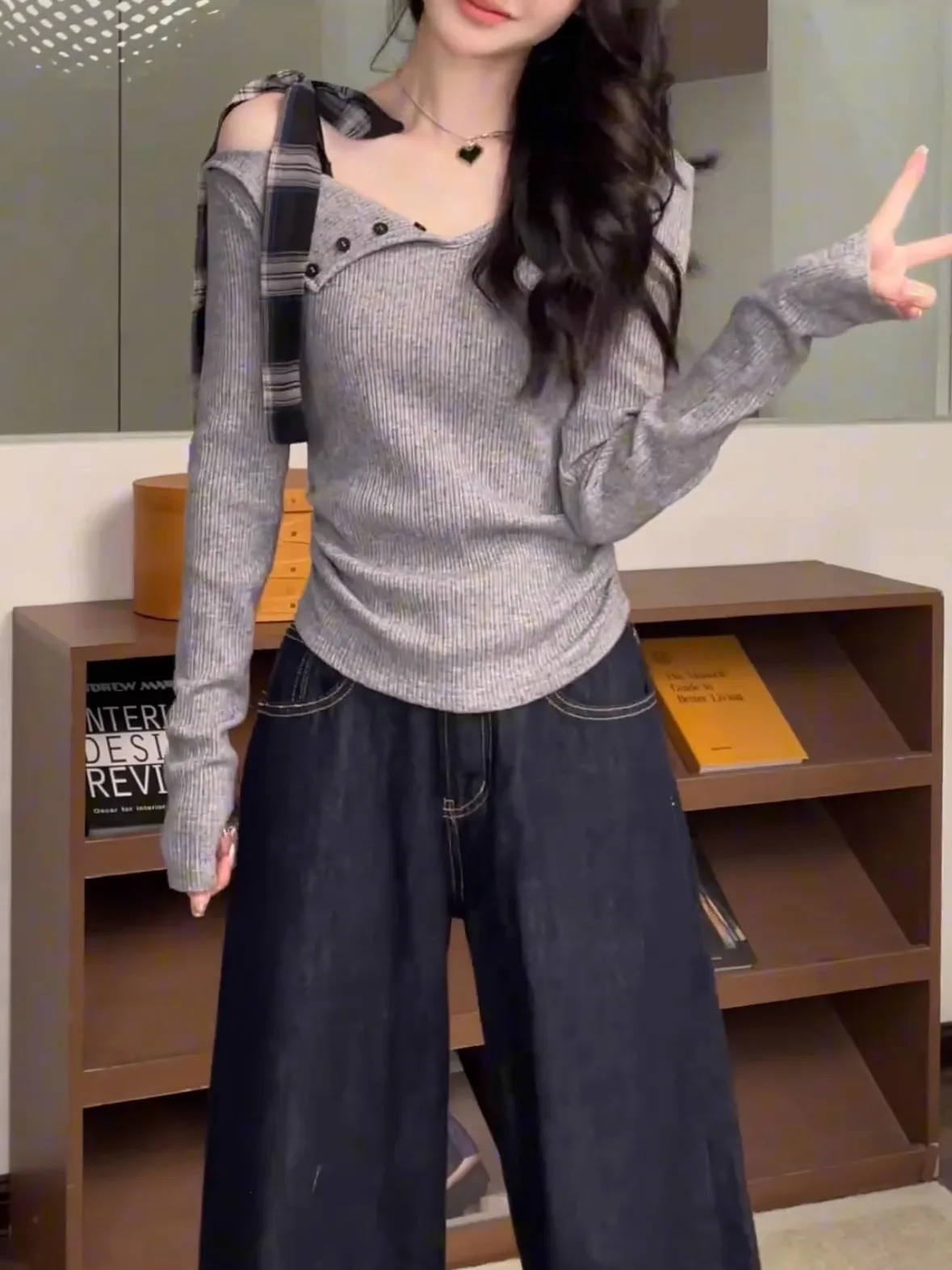 Koreańska bluzka z odkrytymi ramionami, dopasowana, modna, idealna jako warstwa bazowa na jesień.